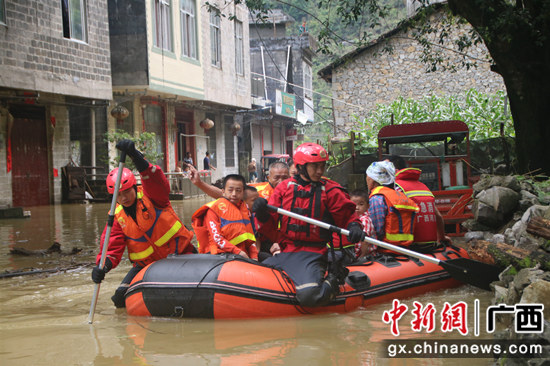 驻地官兵参与当地抗洪救灾工作。巴马退役军人事务局供图