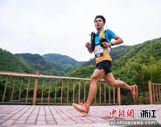 越野跑参赛选手正在比赛 安吉县文化和广电旅游体育局供图