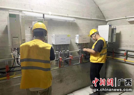 广西移动技术人员在隧道建设高铁专网。广西移动供图