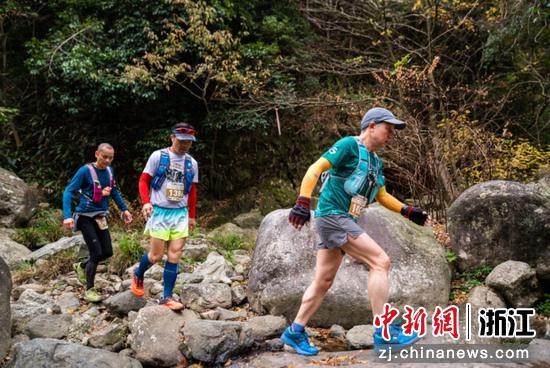 参赛选手跑进安吉绿水青山 安吉县文化和广电旅游体育局供图