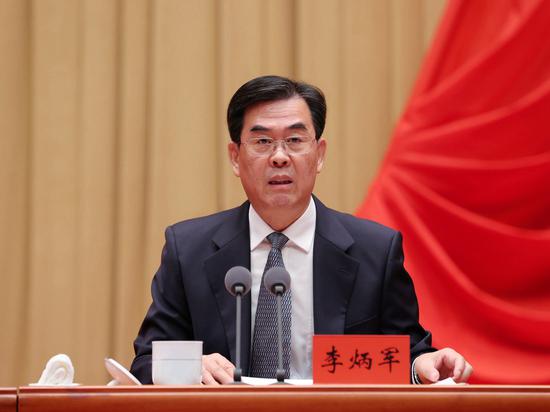 省委副书记、省长李炳军就《决定（讨论稿）》向全会作说明。