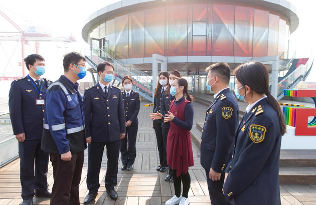  “津港先锋”党建联盟党员代表参观天津港智慧零碳码头。 王在御 摄