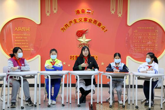 17日，天津市少年儿童活动中心开展“少先队员寻访二十大代表”系列活动。天津市少年儿童活动中心供图