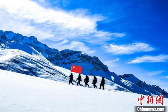 翻達坂、爬雪山 新疆移民管理警察踏雪巡邊保平安