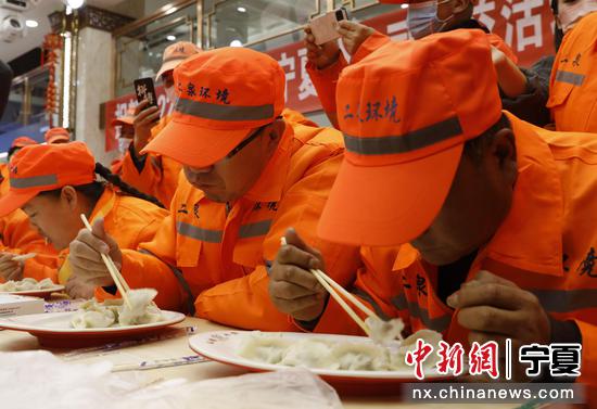 环卫工人参加吃饺子比赛。杨迪 摄