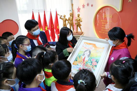 17日，天津市少年儿童活动中心开展“少先队员寻访二十大代表”系列活动。天津市少年儿童活动中心供图
