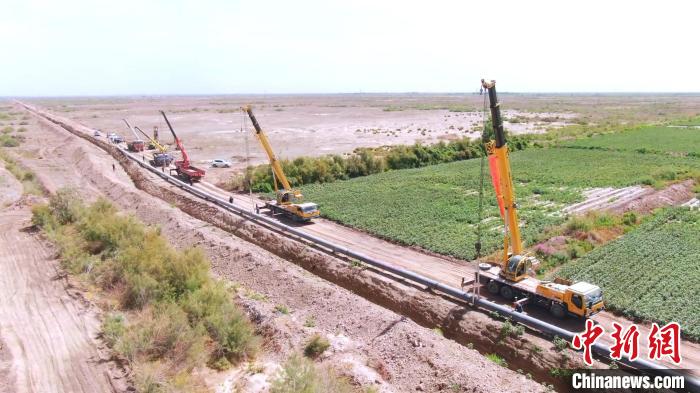 新疆伽师县城乡饮水安全工程从2019年5月开工，2020年5月投入运行。图为施工现场。　伽师县融媒体中心供图