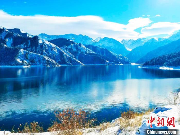 冬日里新疆天山天池宛如冰雪童話世界