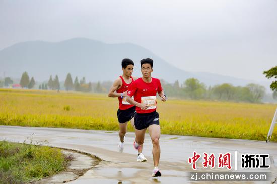 运动员在健康跑中欣赏沿途乡村美景 林泽宇供图