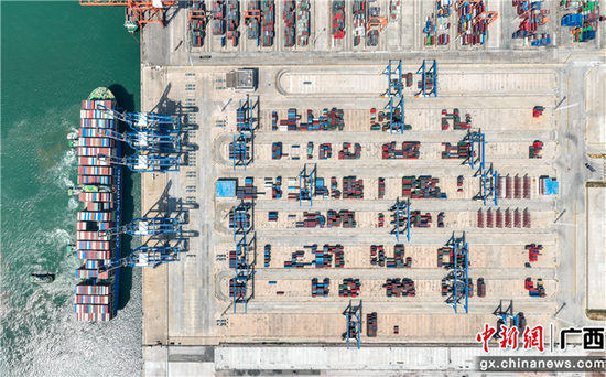 图为航拍北部湾国际门户港码头。钦州市委宣传部供图