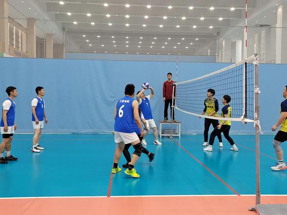 天津外商投资企业运动会气排球比赛在天津市团泊体育中心开打。 崔景圣 摄