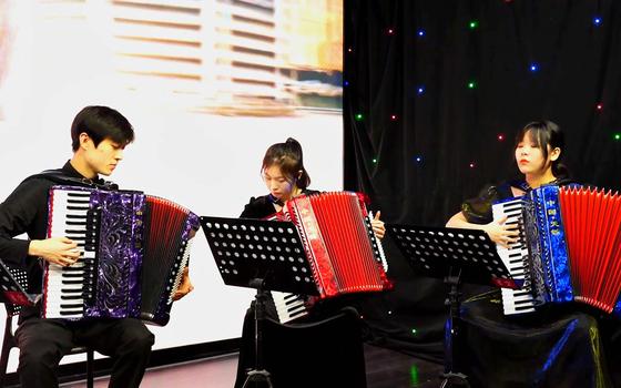 日前，第一台国产电子手风琴“天铄”研制成功。天津音乐学院供图。