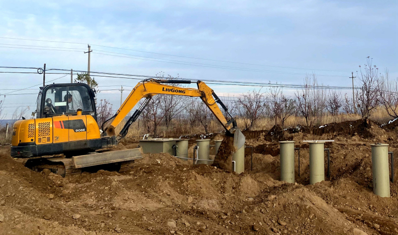 11月18日，一台大型挖掘机在阿勒玛勒村污水治理工程现场，抓紧施工土方回填收尾工程。