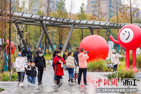 市民游客逛艺博会 杭州市文化广电旅游局供图