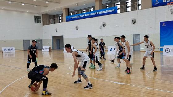天津外商投资企业运动会篮球比赛在天津市团泊体育中心激战正酣。 崔景圣 摄