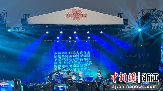 音乐节现场，歌手徐秉龙演唱《白羊》。 董易鑫供图