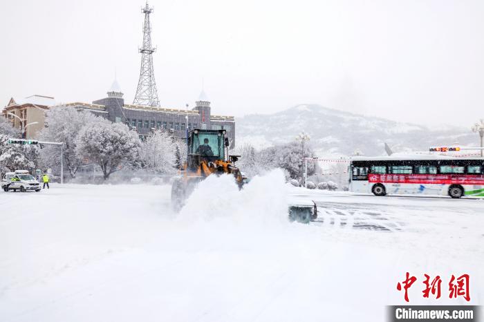大型机械清理道路积雪。　阿尔达克·拜斯汗 摄