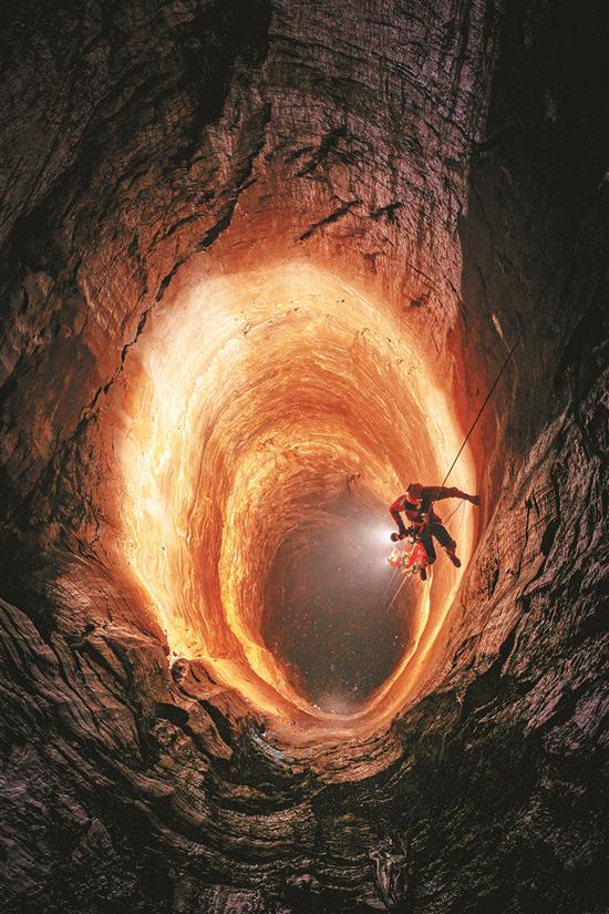 贵州省清镇市龙潭洞297米深的竖井，竖井因地下水长期侵蚀而形成。 周元杰 摄