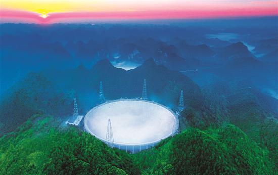 位于贵州省黔南布依族苗族自治州平塘县的世界上最大的500米口径球面射电望远镜（FAST）——中国天眼。