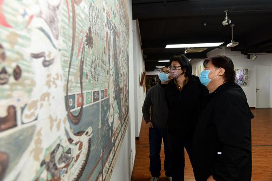 近日，“中国传统泥坯壁画专业人才培养汇报展”在天津美术学院展出。天津美术学院供图