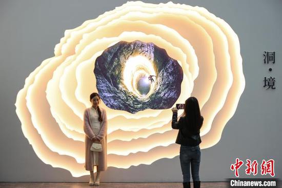 2022多彩貴州·第十五屆中國原生態國際攝影大展吸引參觀者