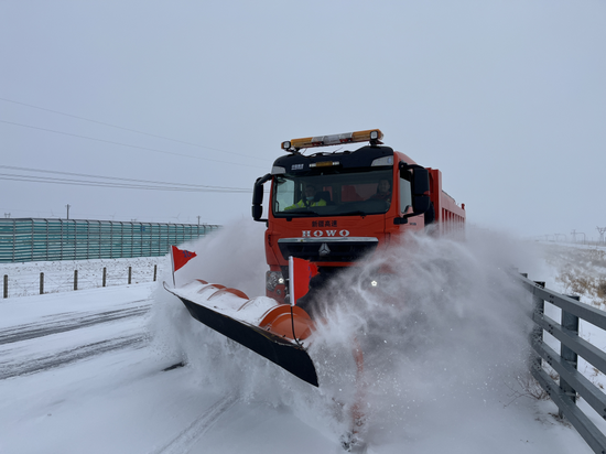 新疆交投新路集团天北公司昼夜除雪目前已累计196万立方米