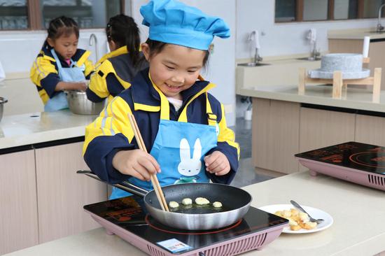 毕节七星关区第三幼儿园小朋友在生活体验馆体验做饭