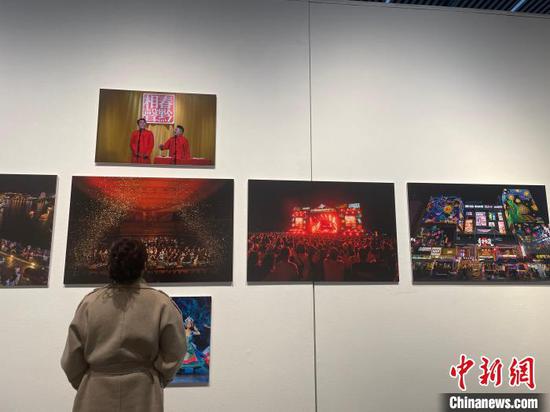 图为民众在贵州美术馆参观大展展出的春黔社相声演出和青云市集等摄影图片。　周燕玲 摄