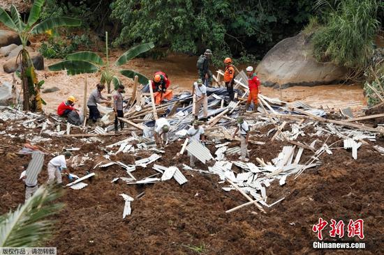 截至当地时间11月22日下午，印尼西爪哇省展玉县5.6级地震致死人数已升至268人，另有151人失踪、1083人受伤。震区展玉县政府启动了地震应急响应，宣布灾区进入为期一个月的紧急状态，期限自本月21日至12月20日。图为当地时间11月22日，救援人员展开搜救。