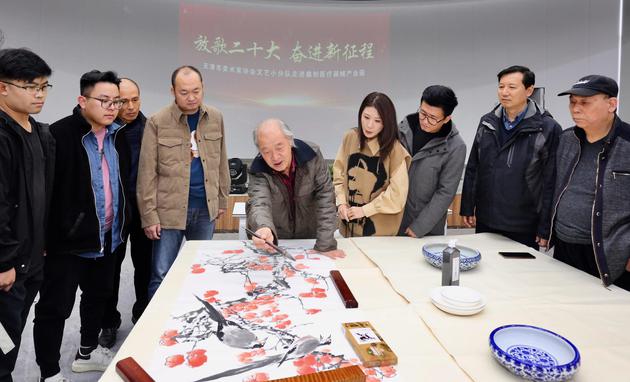 中国美协副主席、天津市美协主席王书平创作《喜庆图》。刘俊苍 摄