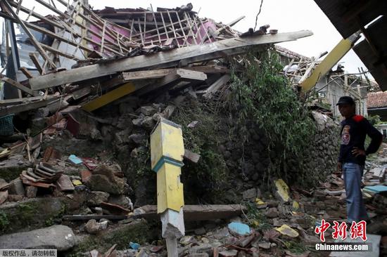截至当地时间11月22日下午，印尼西爪哇省展玉县5.6级地震致死人数已升至268人，另有151人失踪、1083人受伤。震区展玉县政府启动了地震应急响应，宣布灾区进入为期一个月的紧急状态，期限自本月21日至12月20日。图为当地时间11月22日拍摄到的受损房屋。