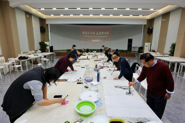 参加此次活动的画家在现场挥毫创作。刘俊苍 摄
