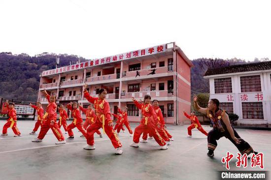 图为贵州剑河县革东镇五河民族小学，教师对学生进行武术指导。　杨家孟 摄