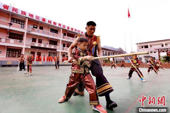 图为贵州剑河县革东镇五河民族小学，教师对学生进行武术指导。　杨家孟 摄