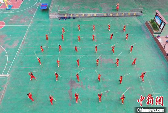 图为贵州剑河县革东镇五河民族小学，学生在练习武术动作。　杨家孟 摄