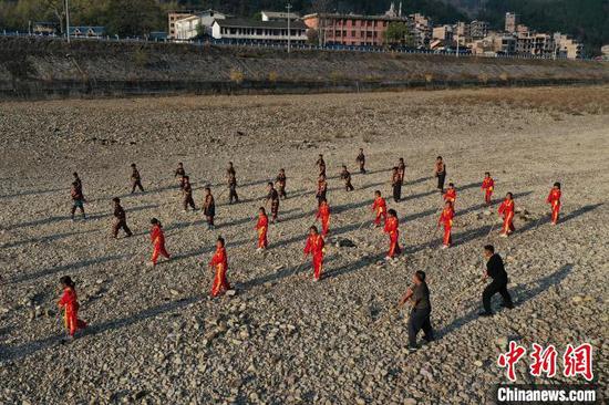 图为贵州剑河县革东镇五河民族小学的教师对学生进行武术指导。　杨家孟 摄