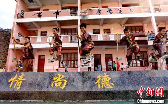 图为贵州剑河县革东镇五河民族小学，学生在练习武术动作。　杨家孟 摄
