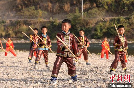 图为贵州剑河县革东镇五河民族小学的学生在练习武术动作。　杨家孟 摄