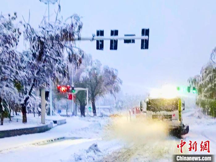 新疆伊犁普降大雪 大型機械車出動清雪作業