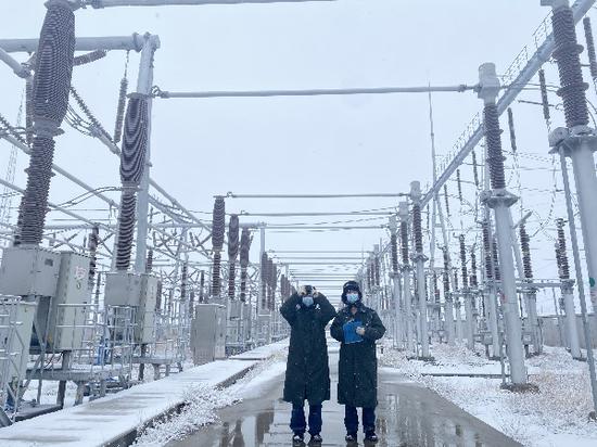 11月17日，国网新疆超高压分公司员工在750千伏亚中变电站开展雪中特巡。谢琪琳 摄