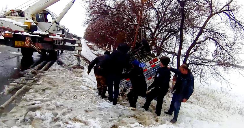 雪天车辆翻下3米深路基 移民管理警察援手相助