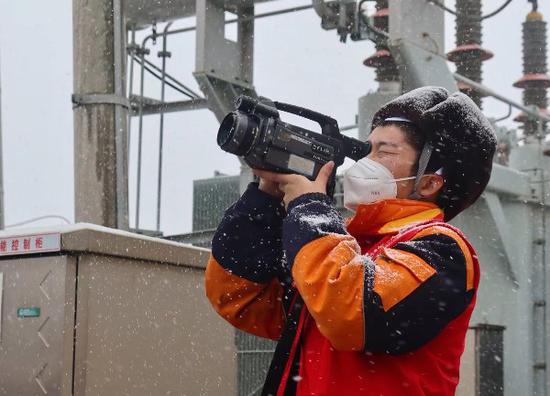 11月17日，国网昌吉供电公司变电检修中心员工在昌吉市35千伏榆树沟变电站对一、二次设备开展巡视巡检。敖林 摄