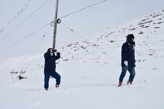 11月18日，国网阿合奇县供电公司员工对10千伏雪石线进行雪后特巡。陈玉斌 摄