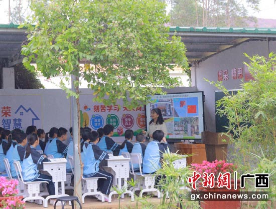 南宁市青秀区伶俐中学陈钰琦老师上展示课。