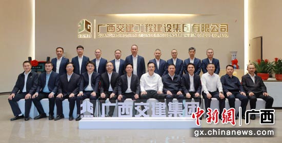 与会领导嘉宾合影。