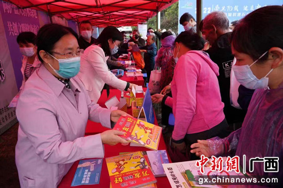 图为现场发放宣传资料 主办方 供图 图为现场发放宣传资料 主办方 供图