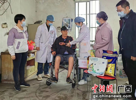 工作人员登门入户了解群众健康情况 主办方 供图 工作人员登门入户了解群众健康情况 主办方 供图