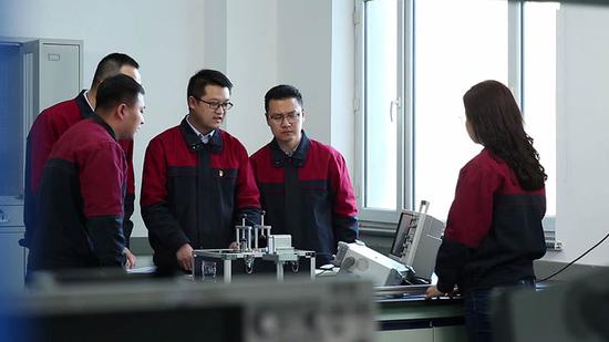 王建（左三）在实验室培训团队成员开展科研实验