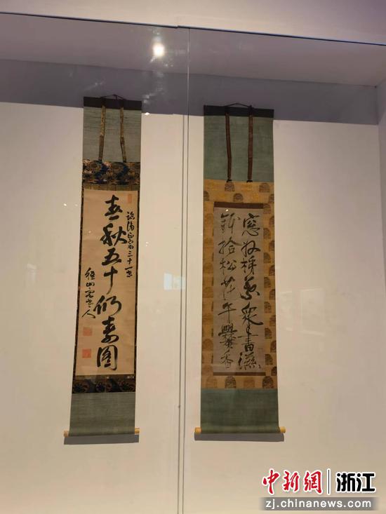 日本禅师一休宗纯的作品（右）和中国明末清初高僧费隐通容的书法作品（左）同框展览。谢盼盼 摄