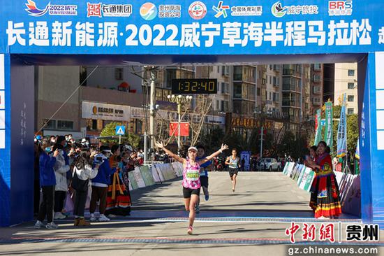 11月27日，2022贵州威宁草海半程马拉松赛，选手冲过终点。何欢 摄